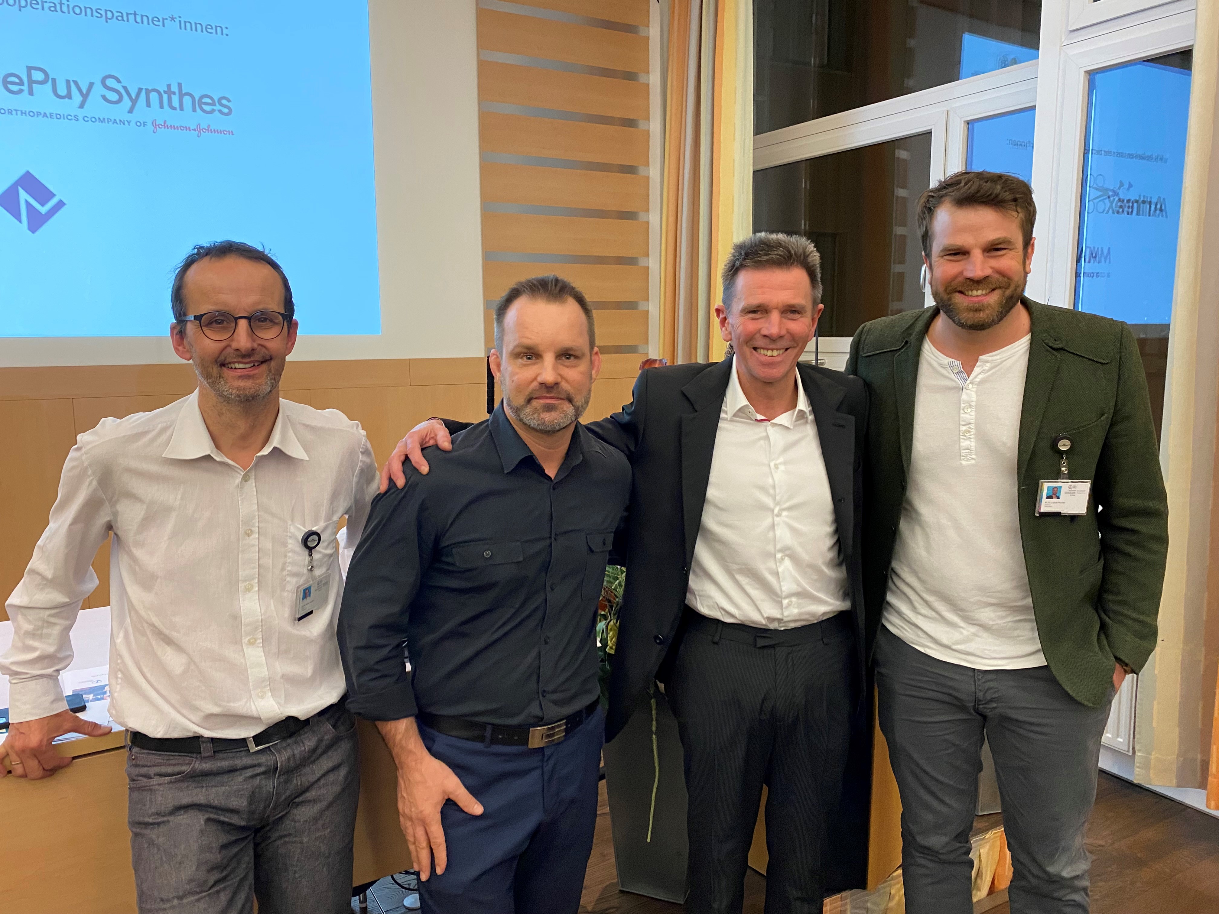 © Ordensklinikum Linz v.l.n.r: OA Dr. Walter Gussner; Peter Philip Herdin, MPhty; Omer Matthijs, ScDPT;  FA Dr. Lukas Pichler.