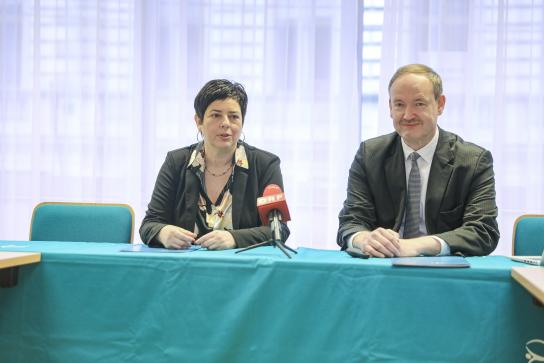 Foto von Constance Schlegl, MPH und Univ.-Prof. Dr. Christian Helmenstein, Vorstand des Economica Instituts bei der Präsentation der Ergebnisse.