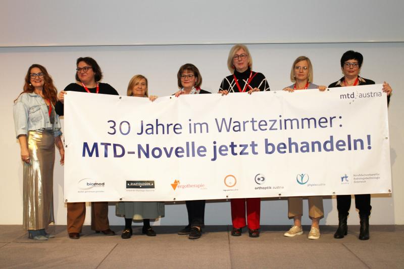 Fotoaktion mit der MTD-Austria-Präsidentin Gabriele Jaksch (links im Bild) und den Vertreterinnen der sieben MTD-Berufsverbänden beim MTD-Forum am 17.11.2023.